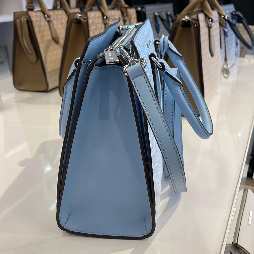 MICHAEL KORS Sheila Medium Ombré Signature Logo Satchel Crossbody Bag
LIGHT SKY - Picture 4 of 16